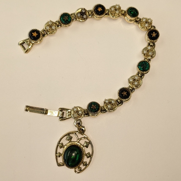 EVC SIGNED ART GOLD TONE W/GREEN RHINESTONES & FAUX PEARLS CHARM BRACELET - Picture 6 of 14